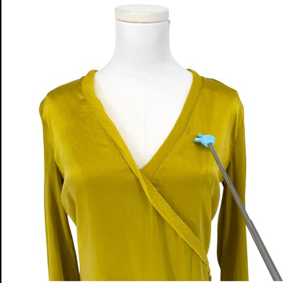 Y2K Vintage BCBGMaxAzria Chartreuse Silk Bias Cut V-Neck Blouse M - Picture 4 of 7